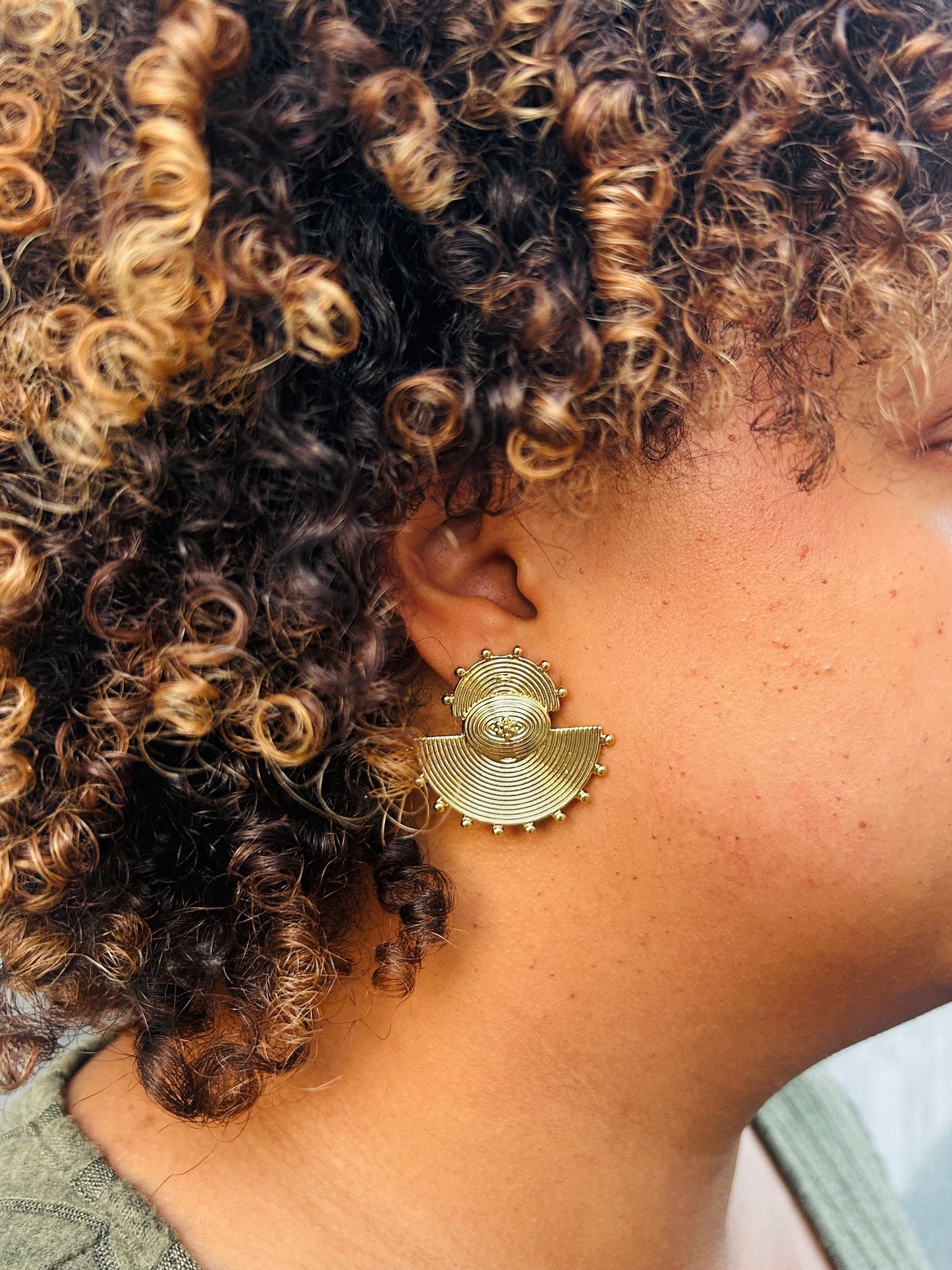 Boucles d’oreilles ethniques dorées Afro Chic