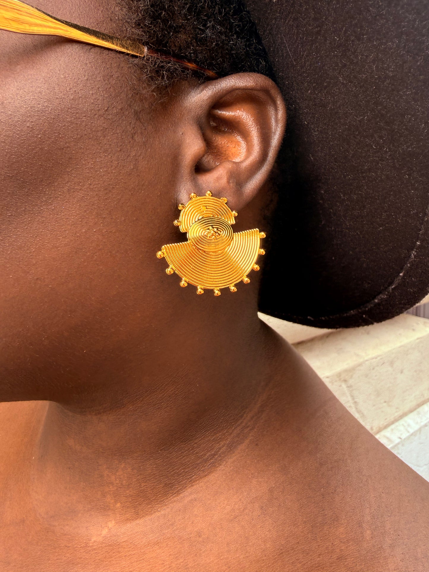 Boucles d’oreilles ethniques dorées Afro Chic