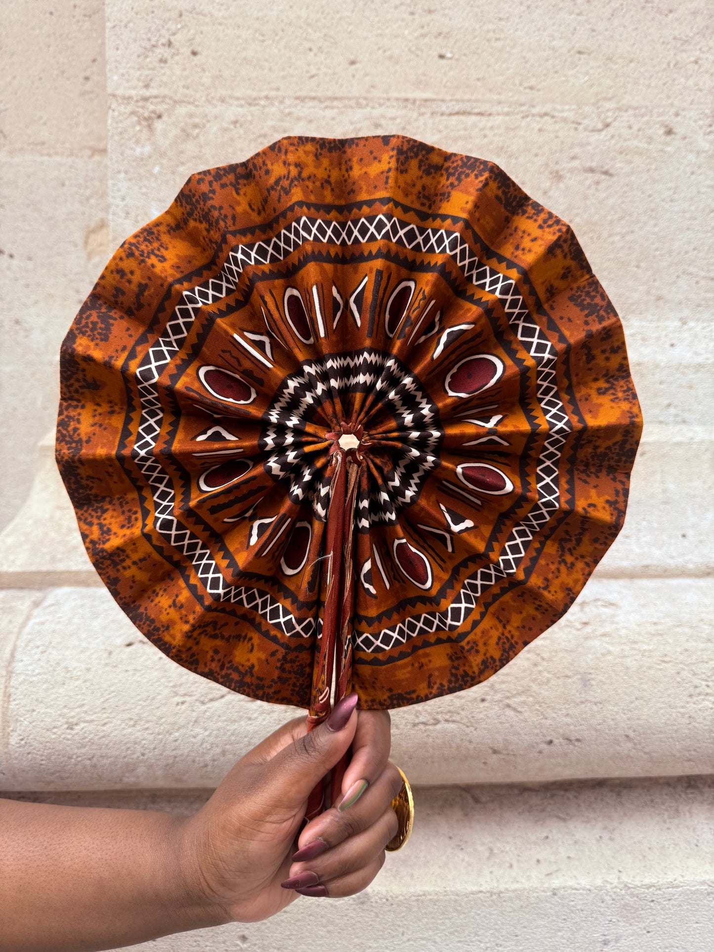 Éventail artisanal en wax & cuir