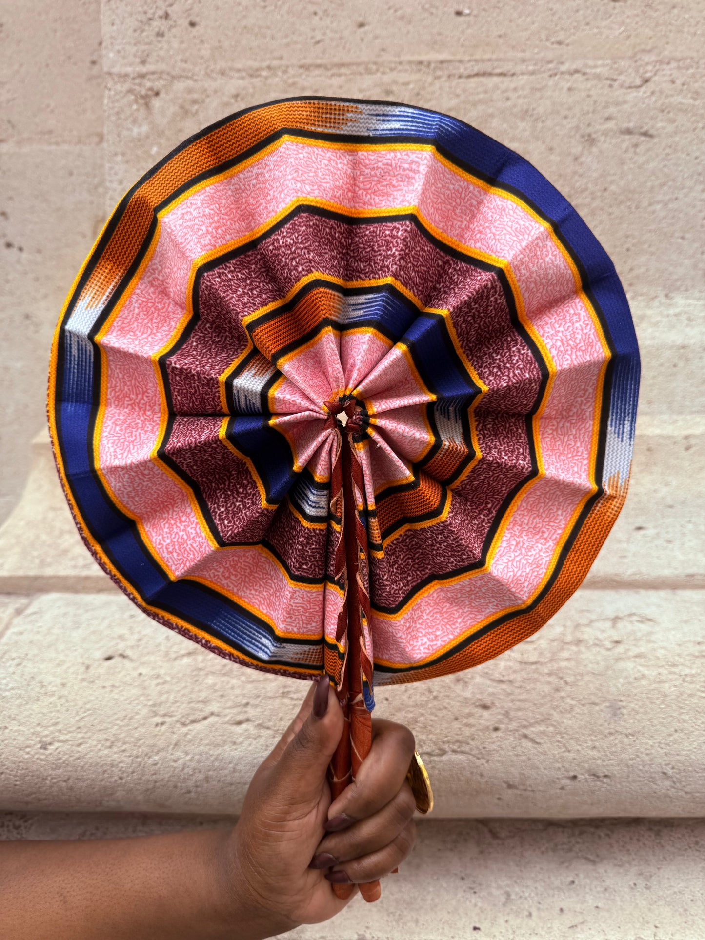Éventail artisanal en wax & cuir