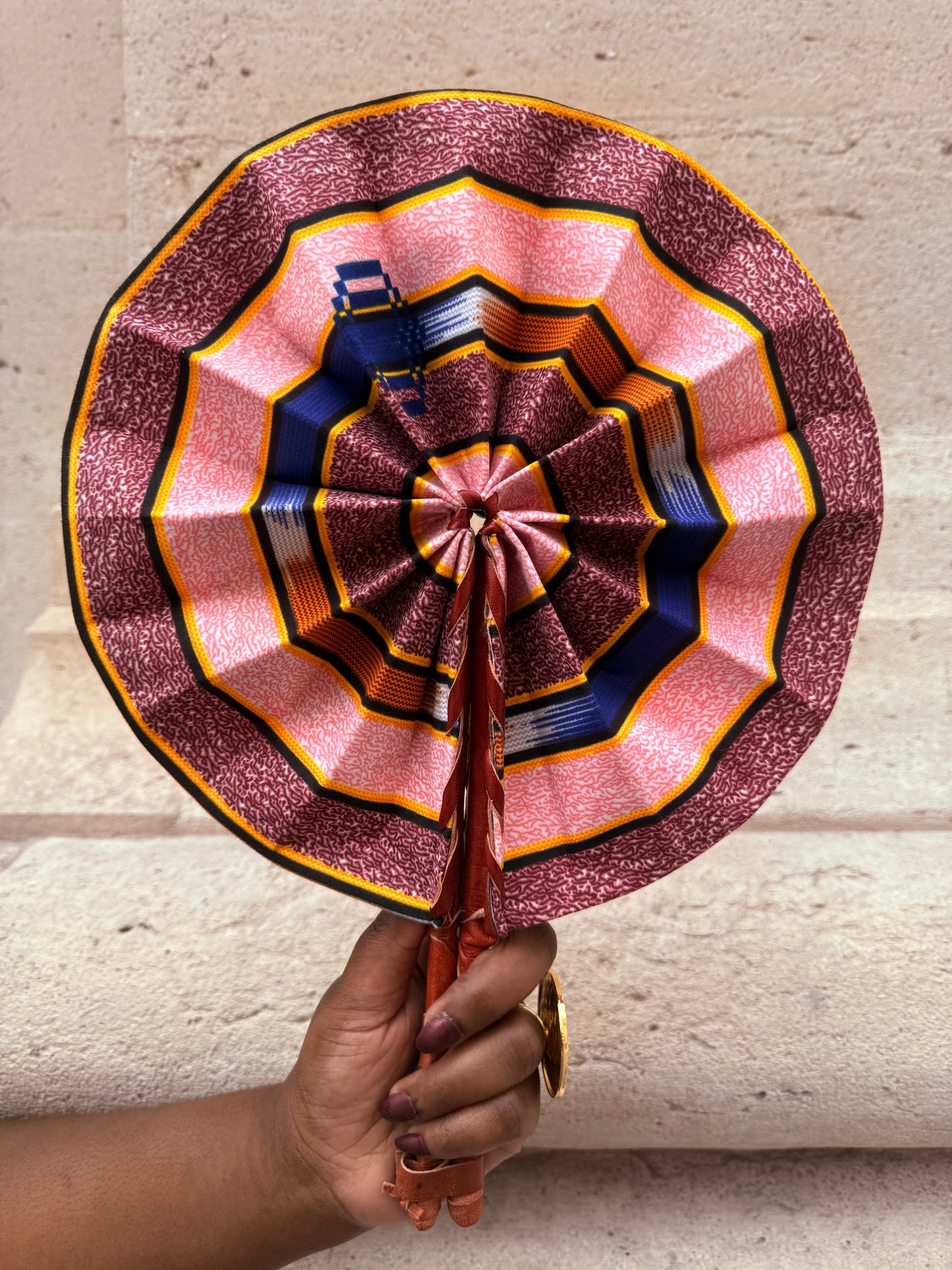 Éventail artisanal en wax & cuir